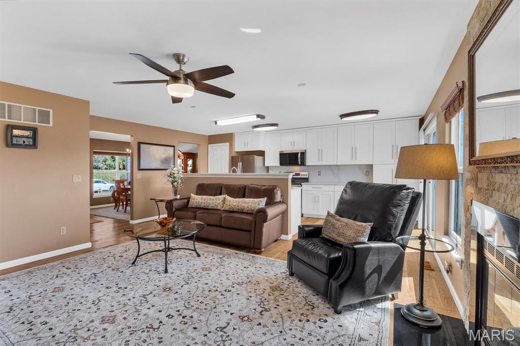 3572 Pearson Pointe Court St. Louis, MO 63129 - Photo 7 of 46