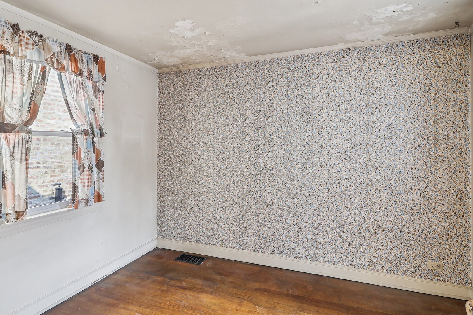 6014 West Fletcher Street Chicago, IL 60634 - Photo 9 of 28 a view of small space with wooden floor and windows