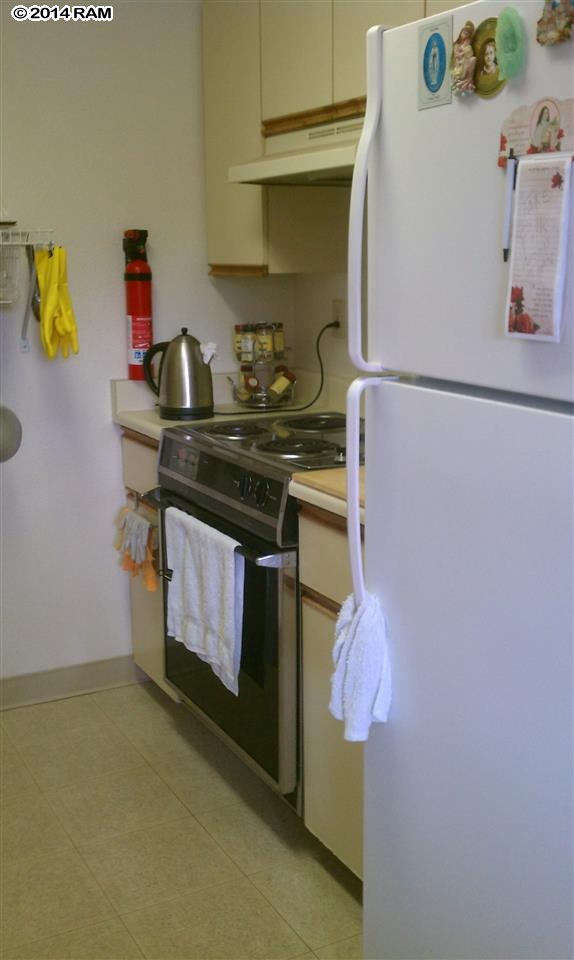 140 Uwapo Road, Unit 1201 Kihei, HI 96753 - Photo 3 of 8 a utility room with dryer and washer
