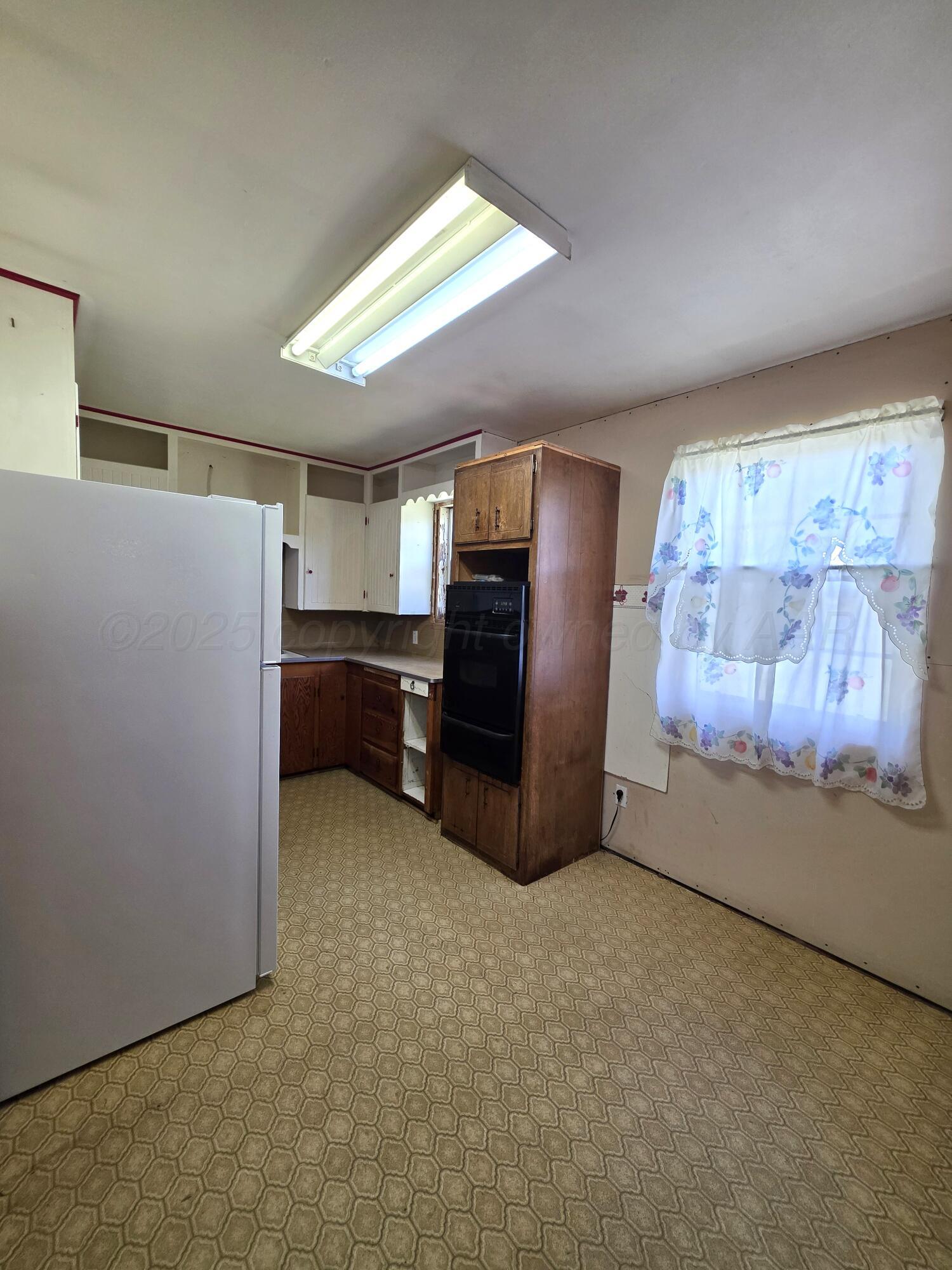 409 Heasley Street McLean, TX 79057 - Photo 6 of 19 Kitchen