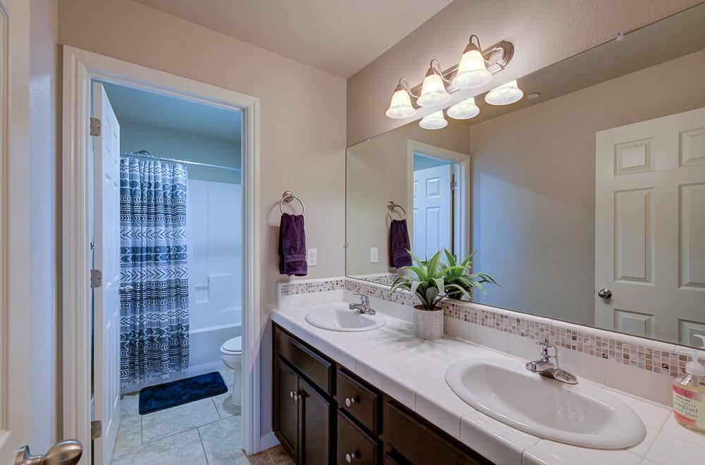 3518 Significant Way Clovis, CA 93619 - Photo 22 of 34 a bathroom with a double vanity sink and a mirror