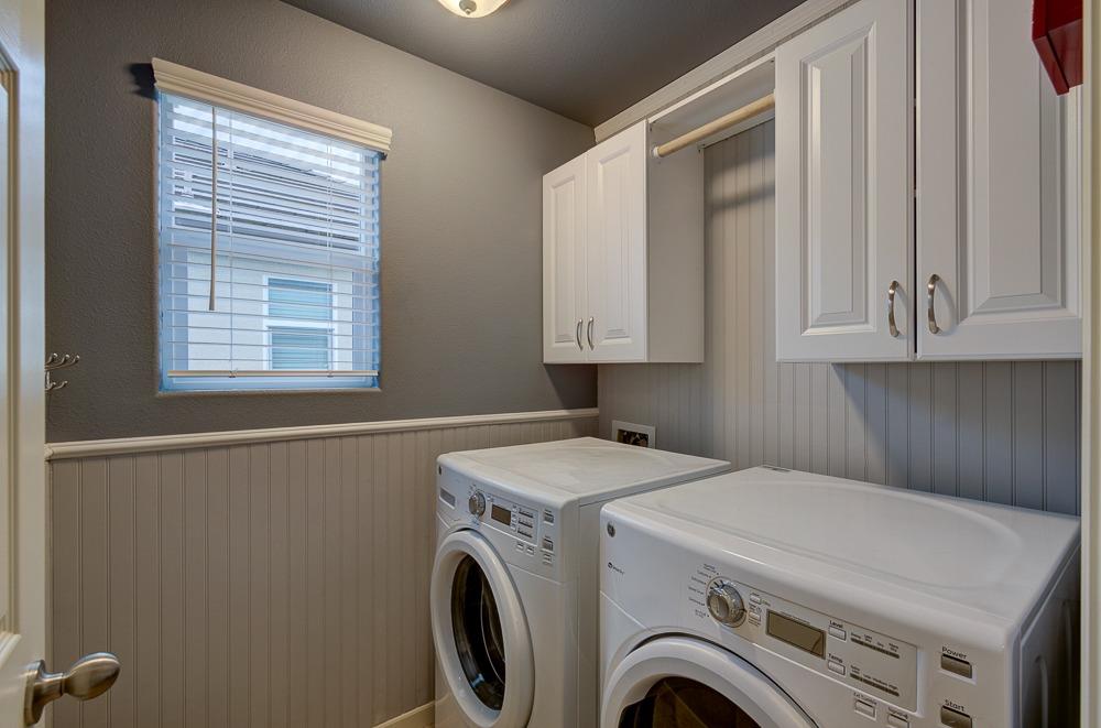 3518 Significant Way Clovis, CA 93619 - Photo 26 of 34 a utility room with dryer and washer