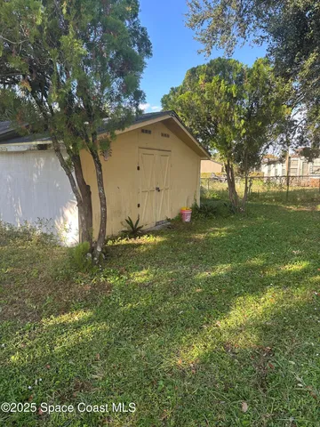 a view of a backyard