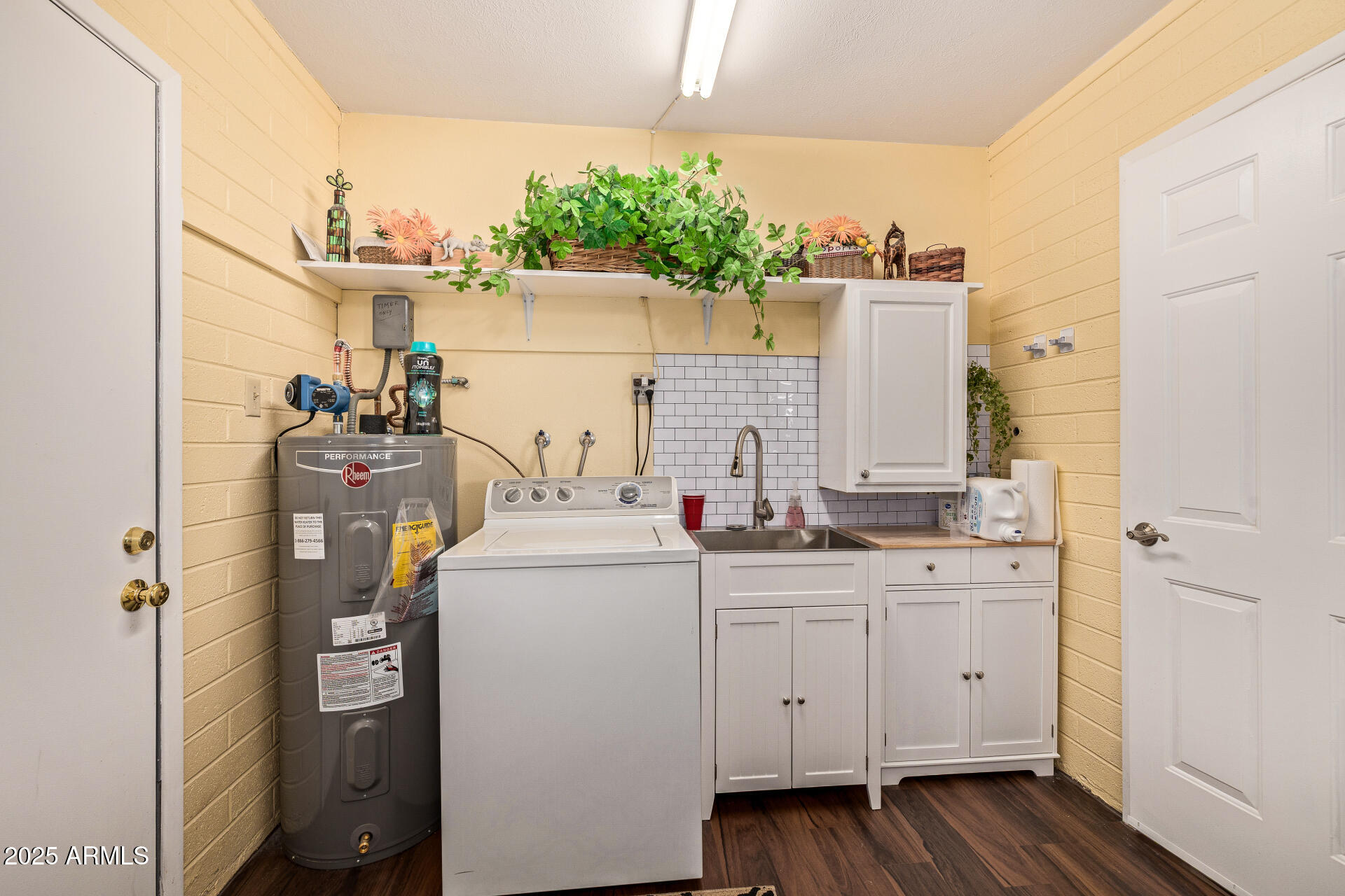 5501 East Adobe Road Mesa, AZ 85205 - Photo 20 of 38 a utility room with dryer and washer