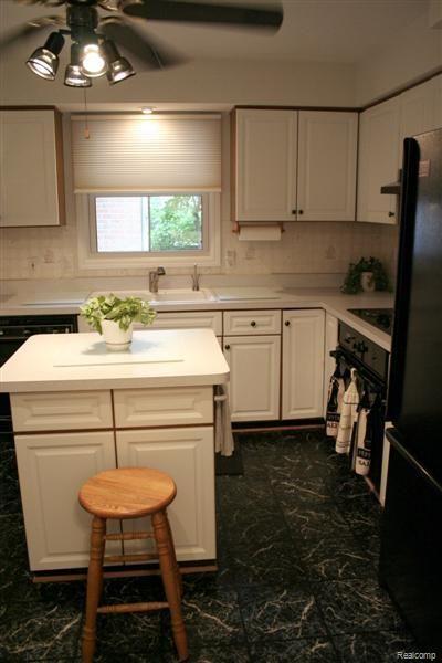 23047 Farmington Road, Unit 29 Farmington, MI 48336 - Photo 9 of 21 KitchenVERT2