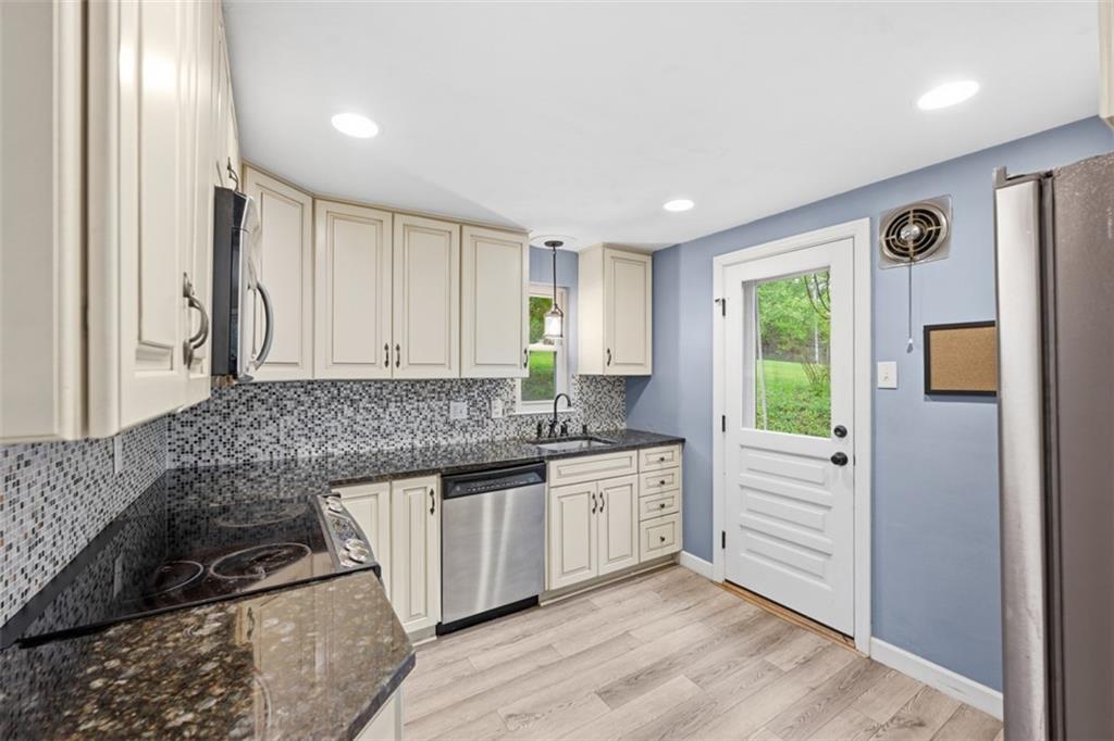 131 Manor Road Wexford, PA 15090 - Photo 7 of 30 Gallery Image 7