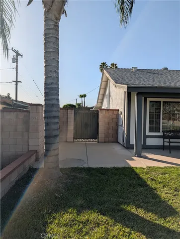 a view of a back yard of the house