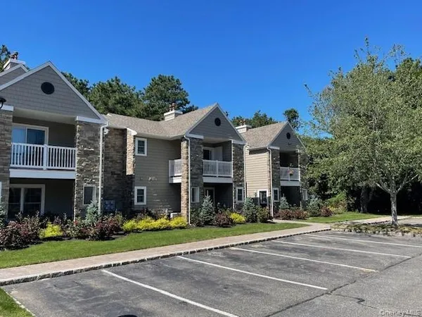 $3,360 | 105 Saddle Rock Road, Unit 105, Holbrook, NY 11741