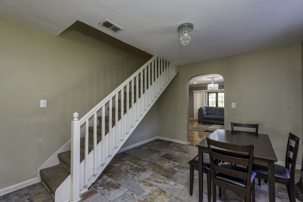 1700 Gideon Avenue Zion, IL 60099 - Photo 11 of 33 a view of livingroom with furniture