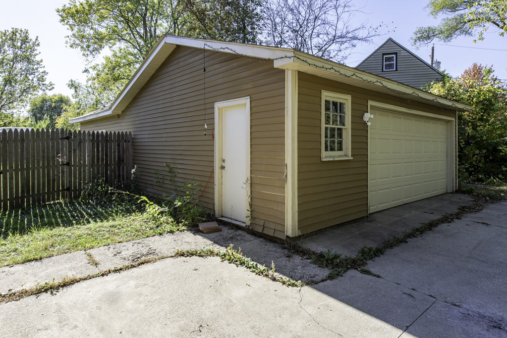1700 Gideon Avenue Zion, IL 60099 - Photo 4 of 33 a view of a small house with wooden fence next to a road