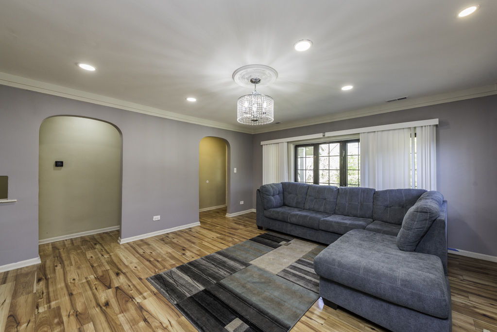 1700 Gideon Avenue Zion, IL 60099 - Photo 8 of 33 a living room with furniture and a large window