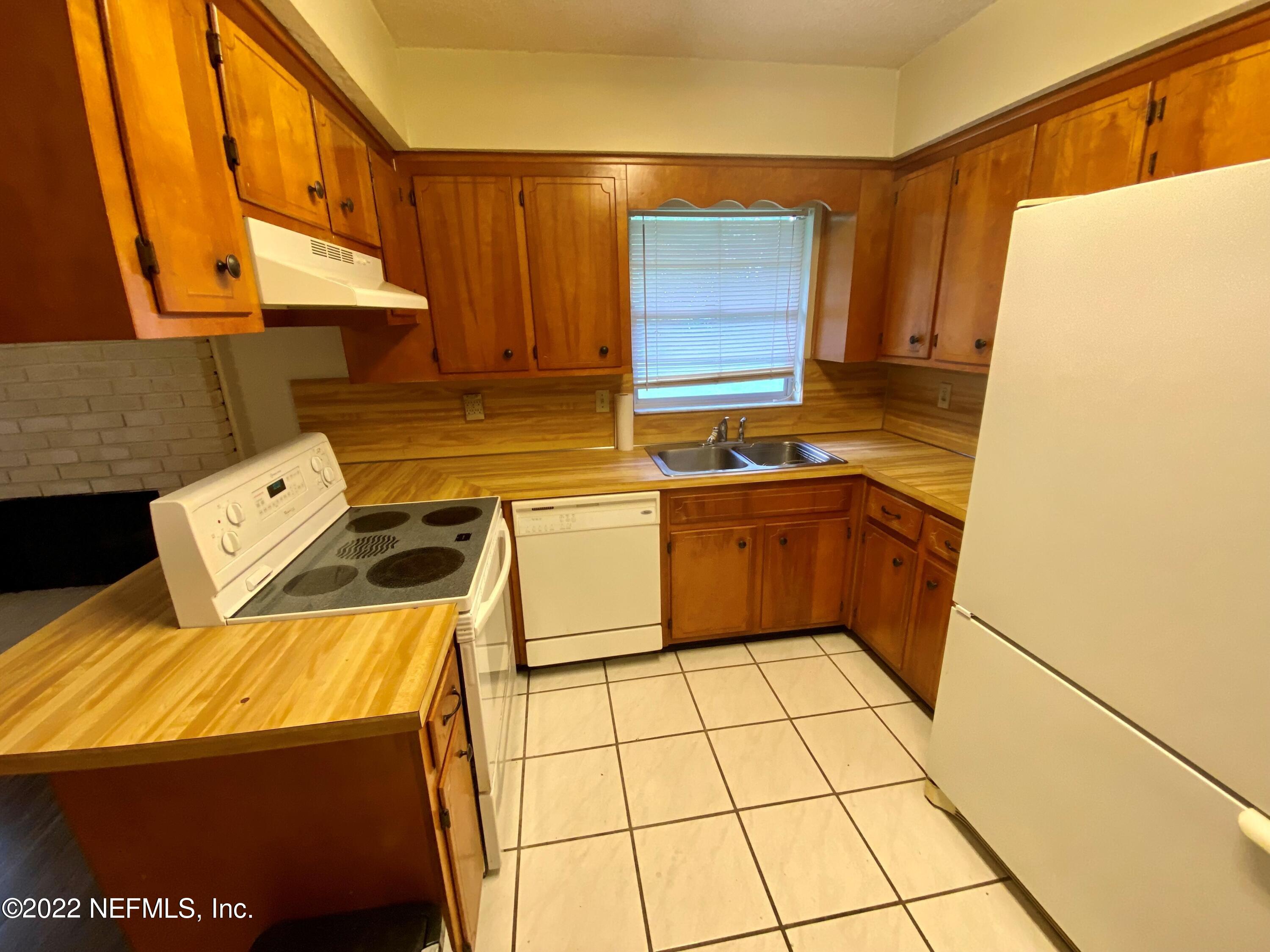 38 Robin Road Orange Park, FL 32073 - Photo 3 of 21 Kitchen