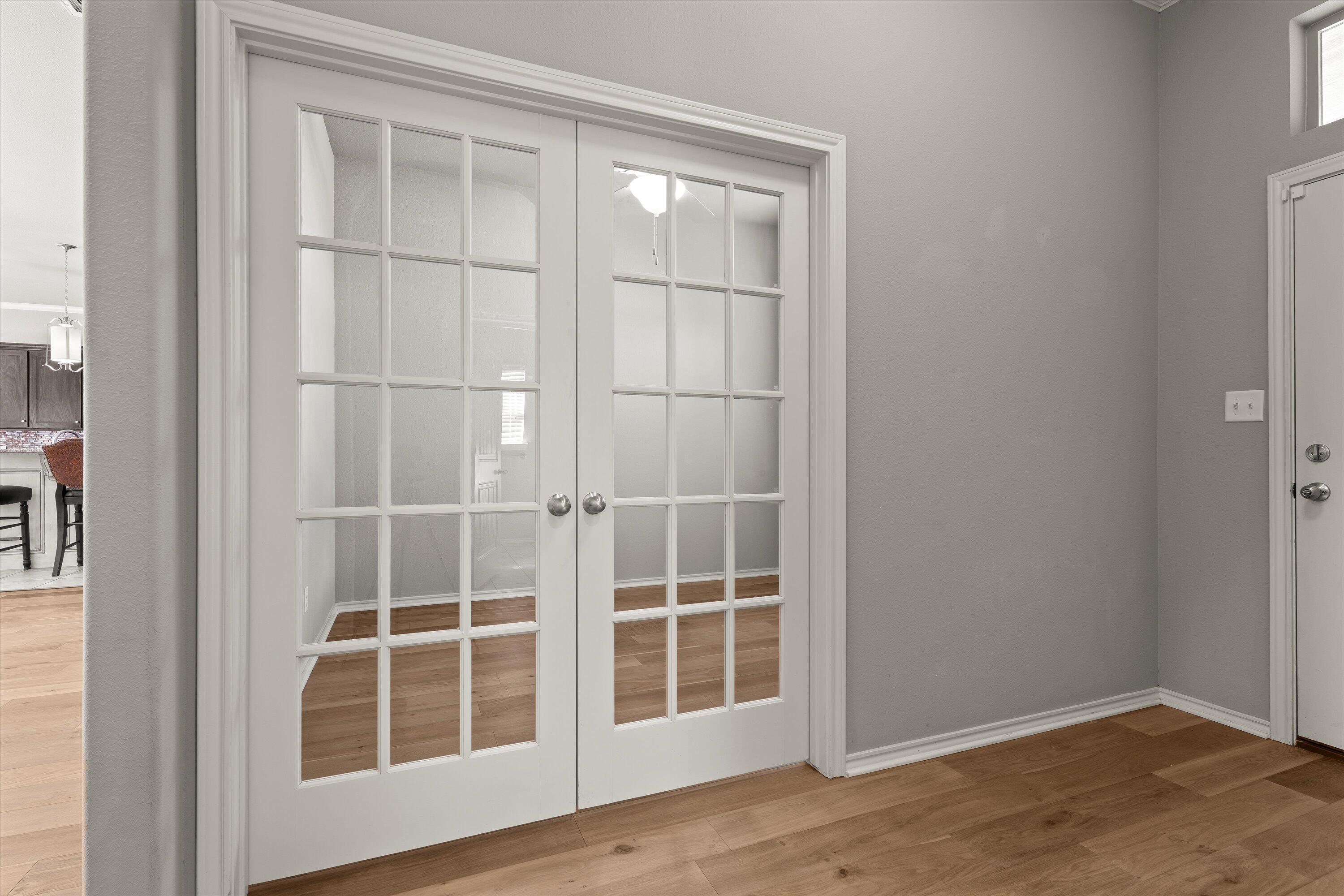 9616 Kline Avenue Lubbock, TX 79424 - Photo 4 of 33 a view of empty room with windows