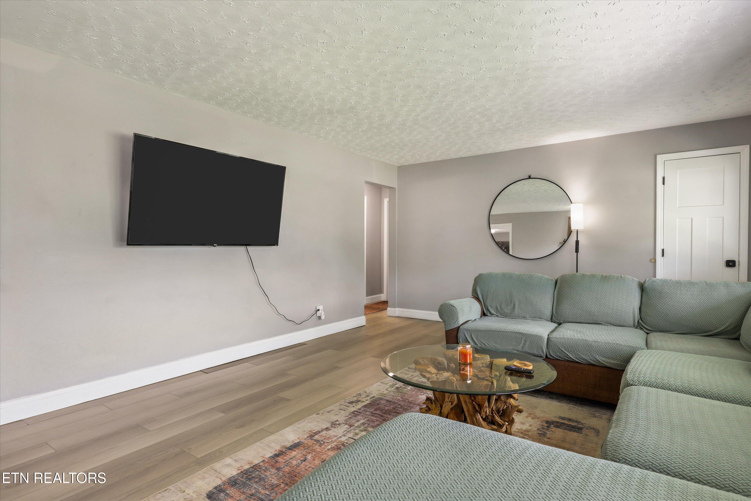 5604 Kentwood Road Knoxville, TN 37912 - Photo 6 of 34 Living Room