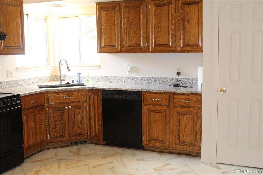 3759 Dearborn Avenue Rochester Hills, MI 48309 - Photo 10 of 33