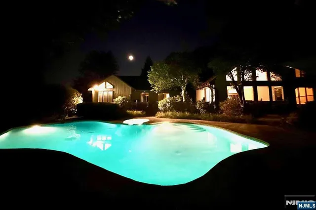 $2,850,000 | 33 Woodfield Lane, Saddle River, NJ 07458