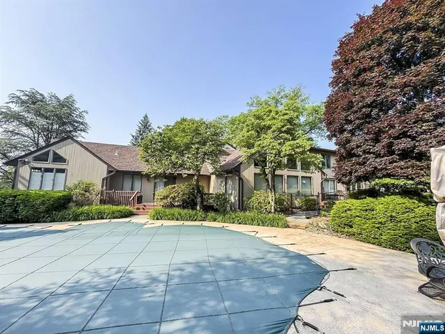 $2,850,000 | 33 Woodfield Lane, Saddle River, NJ 07458