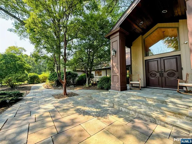 $2,850,000 | 33 Woodfield Lane, Saddle River, NJ 07458