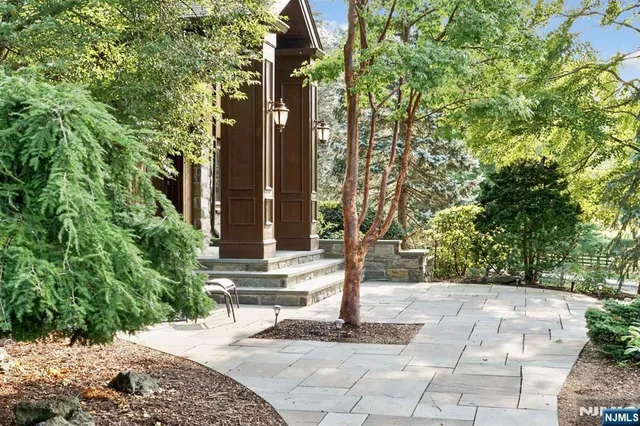 $2,850,000 | 33 Woodfield Lane, Saddle River, NJ 07458