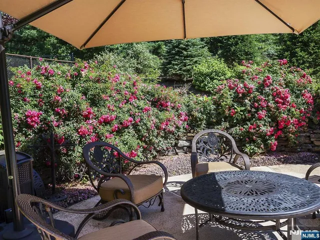 $2,850,000 | 33 Woodfield Lane, Saddle River, NJ 07458