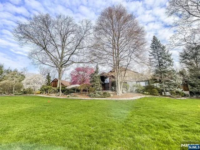 $2,850,000 | 33 Woodfield Lane, Saddle River, NJ 07458