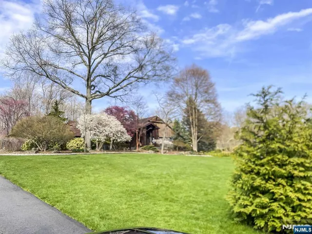 $2,850,000 | 33 Woodfield Lane, Saddle River, NJ 07458
