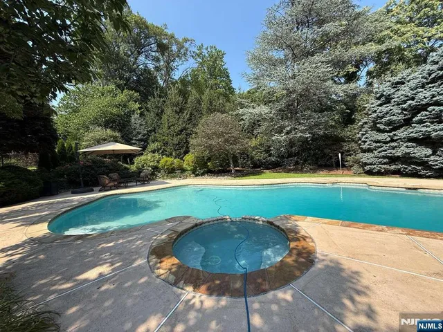 $2,850,000 | 33 Woodfield Lane, Saddle River, NJ 07458