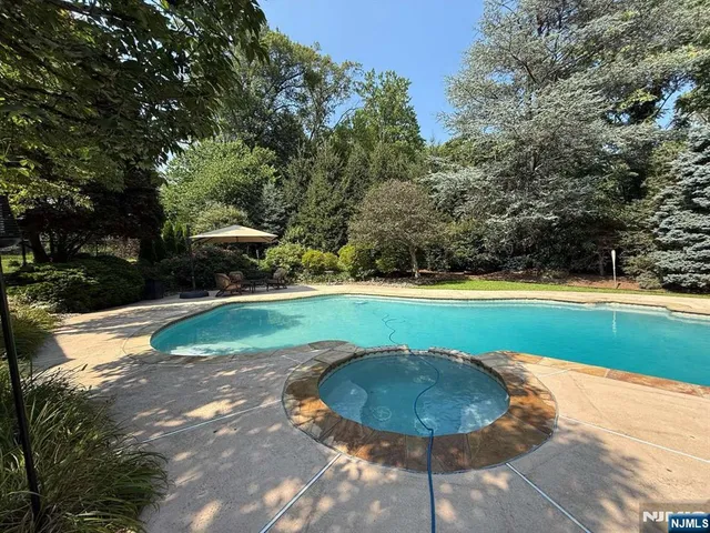 $2,850,000 | 33 Woodfield Lane, Saddle River, NJ 07458