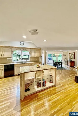 $2,850,000 | 33 Woodfield Lane, Saddle River, NJ 07458