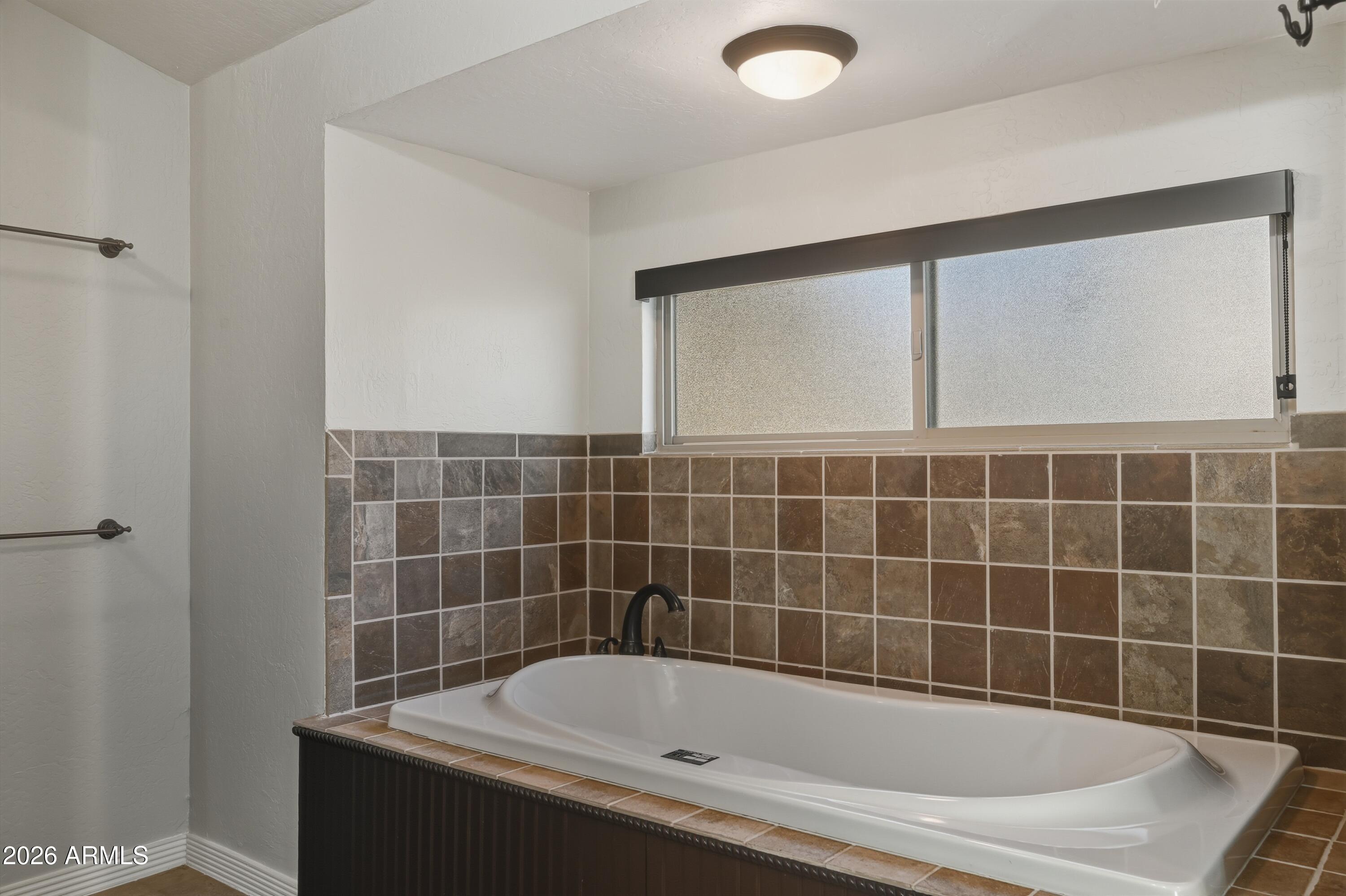 6475 Pine Cone Trail Pine, AZ 85544 - Photo 20 of 51 a bathroom with a bathtub
