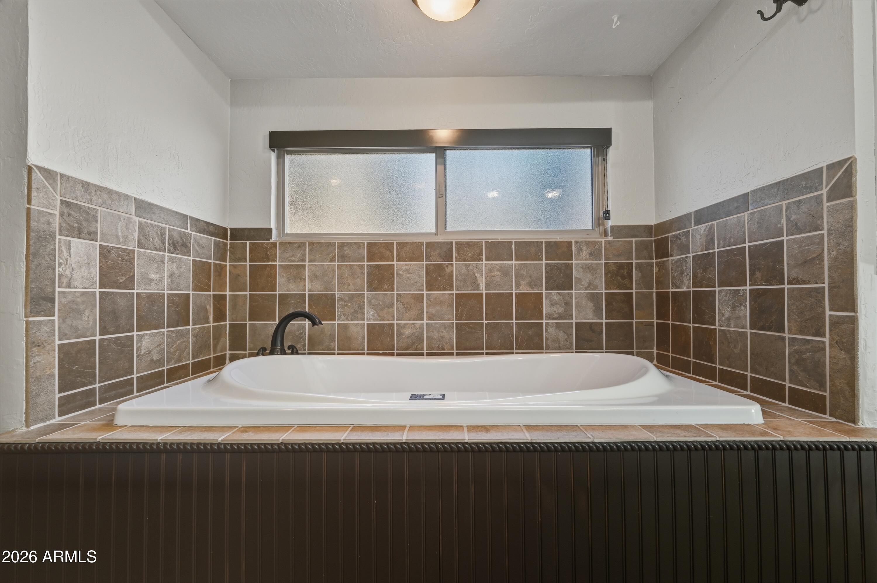 6475 Pine Cone Trail Pine, AZ 85544 - Photo 21 of 51 a bathroom with a bathtub