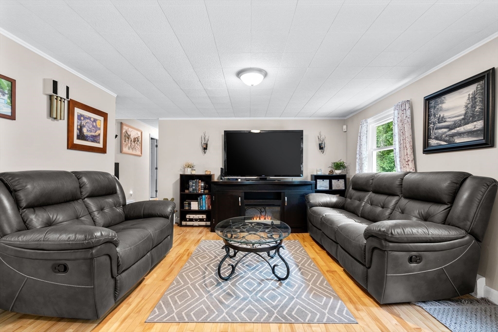 39 Hilltop Road Holbrook, MA 02343 - Photo 3 of 41 Gallery Image 3