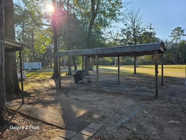 a view of yard with tree