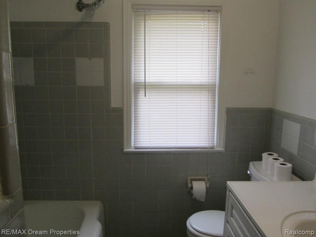 807 South Merriman Road Westland, MI 48186 - Photo 8 of 17 bathroom.jpg