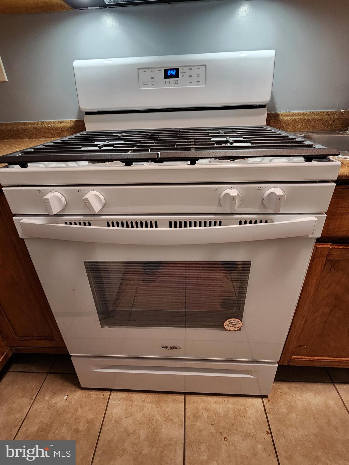 7533 Greenleaf Road Landover, MD 20785 - Photo 31 of 36 a close view of stove top oven