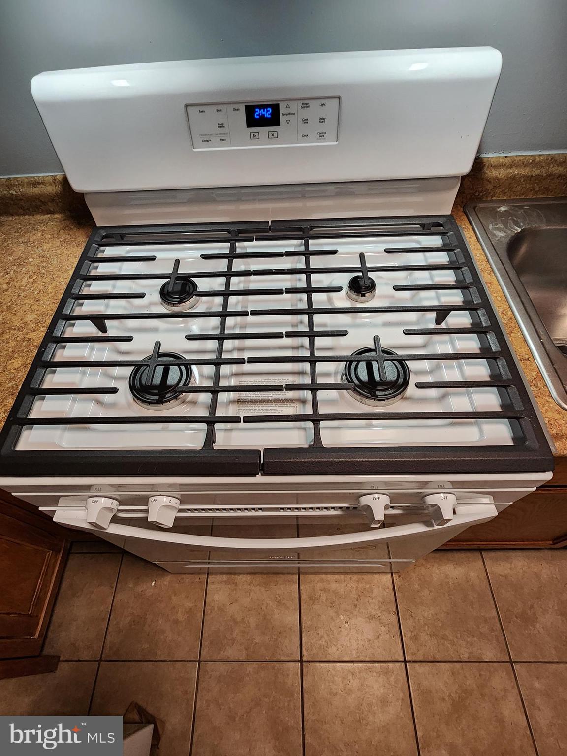 7533 Greenleaf Road Landover, MD 20785 - Photo 33 of 36 a close view of stove