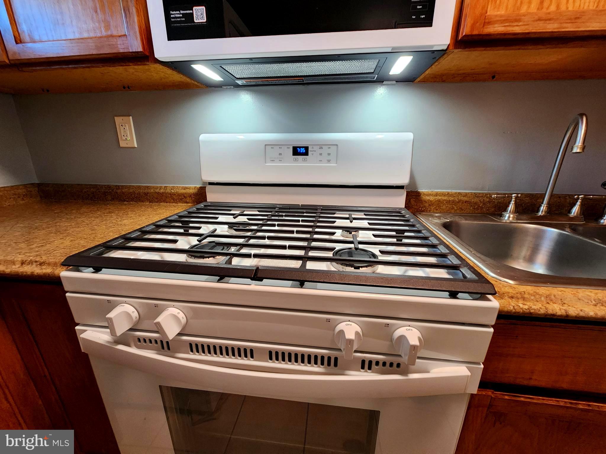 7533 Greenleaf Road Landover, MD 20785 - Photo 8 of 36 a close view of stove