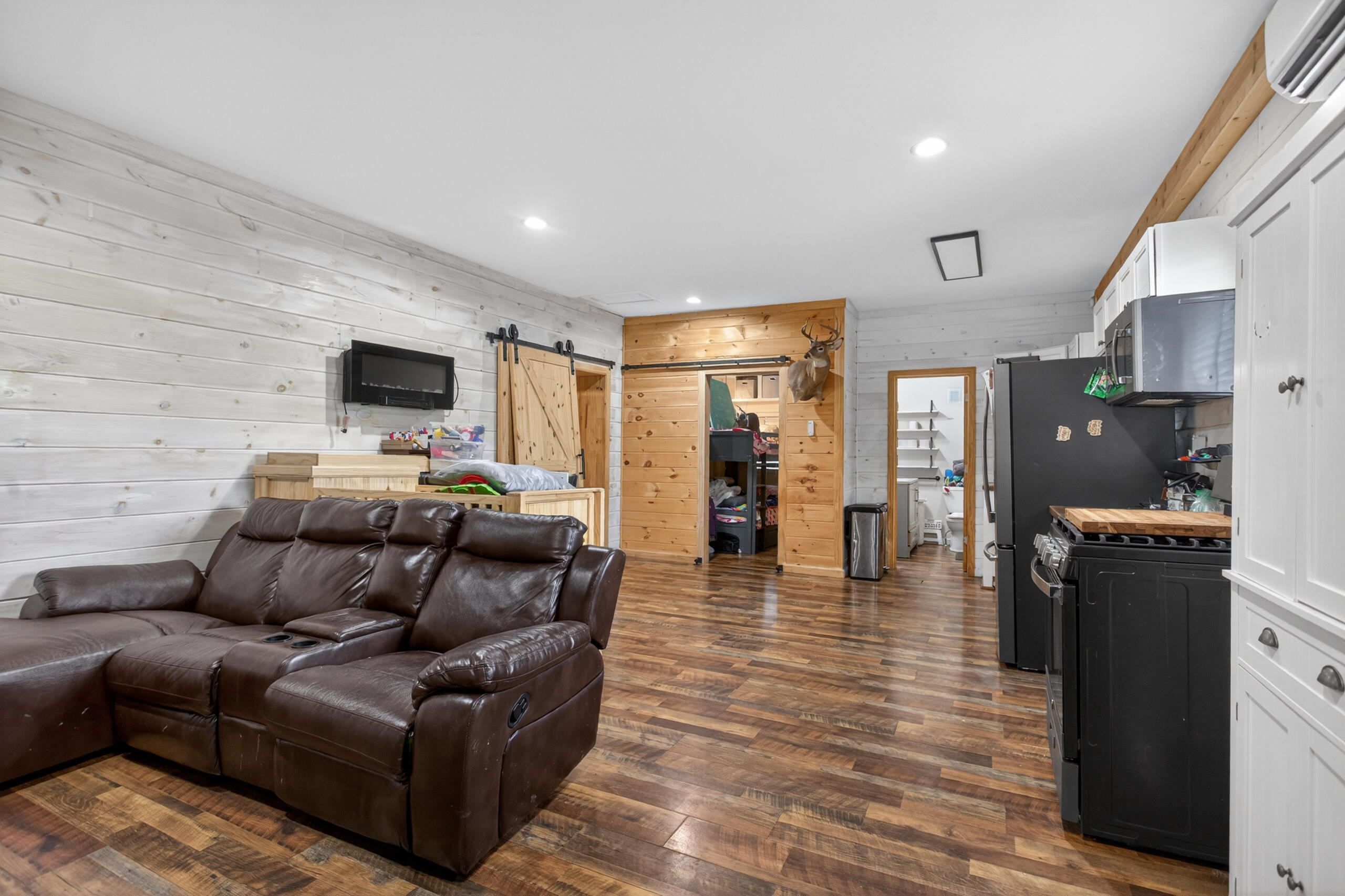 1284 Maplegrove Road Jackson, MI 49201 - Photo 4 of 45 0N0A0624
