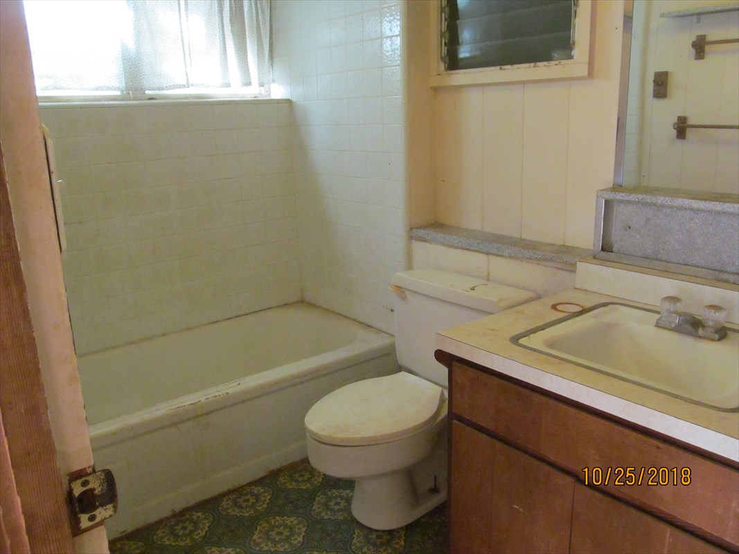 4938 Laipo Road Kapaa, HI 96746 - Photo 7 of 10 a bathroom with a sink toilet and shower