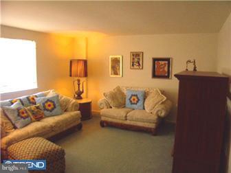 444 Rennard Street Philadelphia, PA 19116 - Photo 4 of 12 Living Room