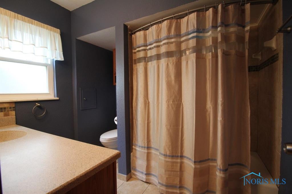3128 Aldringham Road Toledo, OH 43606 - Photo 21 of 35 Completely remodeled full bathroom in 2013!