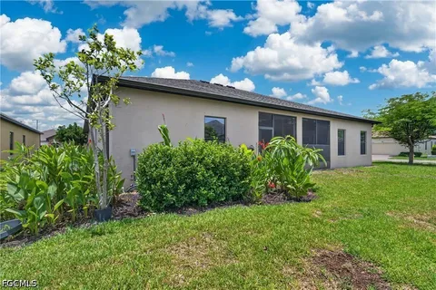 a view of a yard in front of house