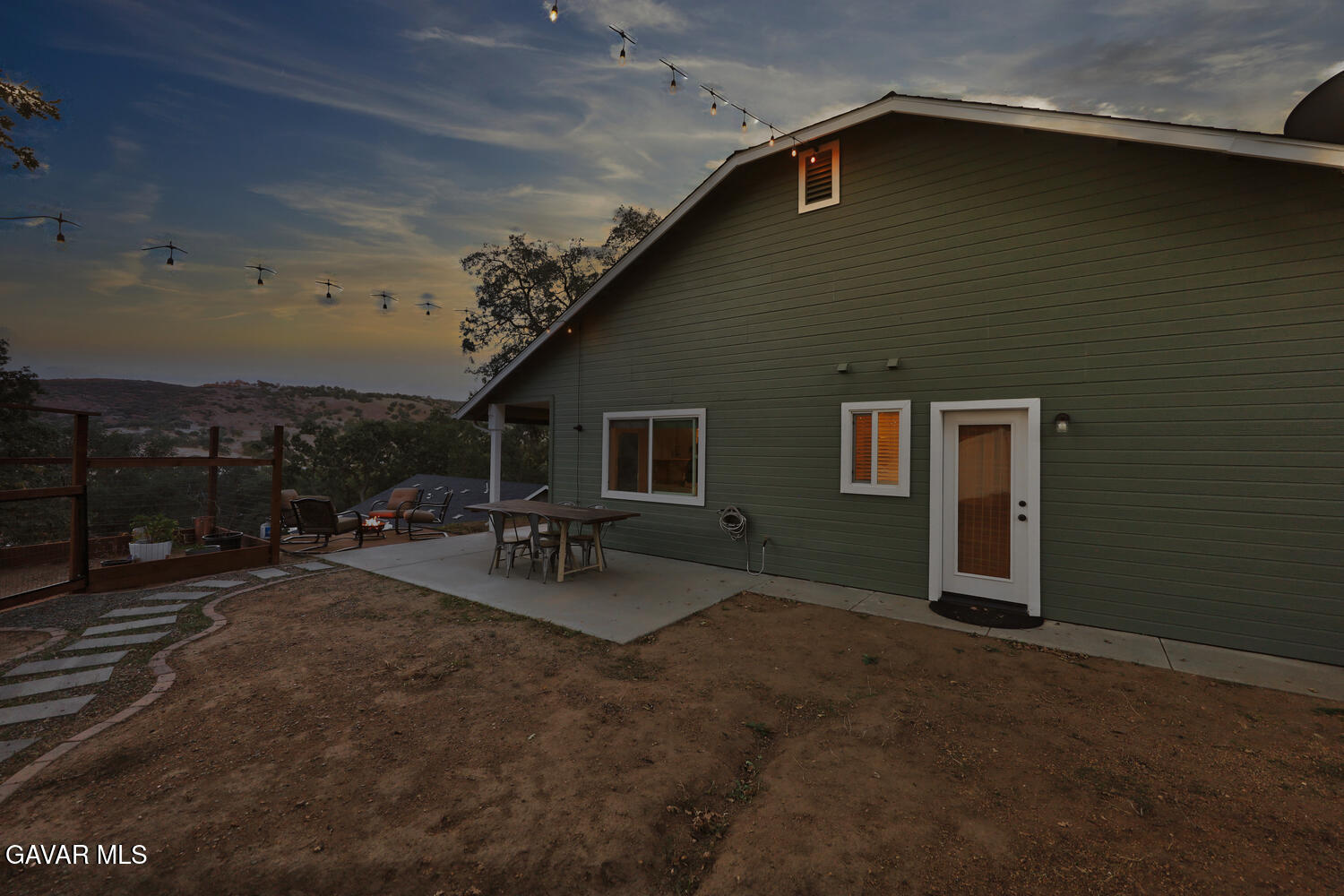22311 Zurich Drive Tehachapi, CA 93561 - Photo 34 of 37 a backyard of a house with table and chairs