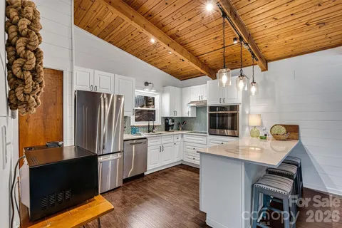 $1,395,000 | 462 Charlotte Drive, Lake Lure, NC 28746