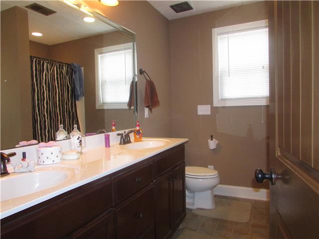 1004 Legends Way Lebanon, TN 37090 - Photo 8 of 20 ....And a nice master bath with separate shower/tub.