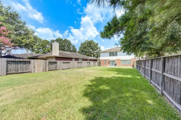 a view of a house with backyard and garden