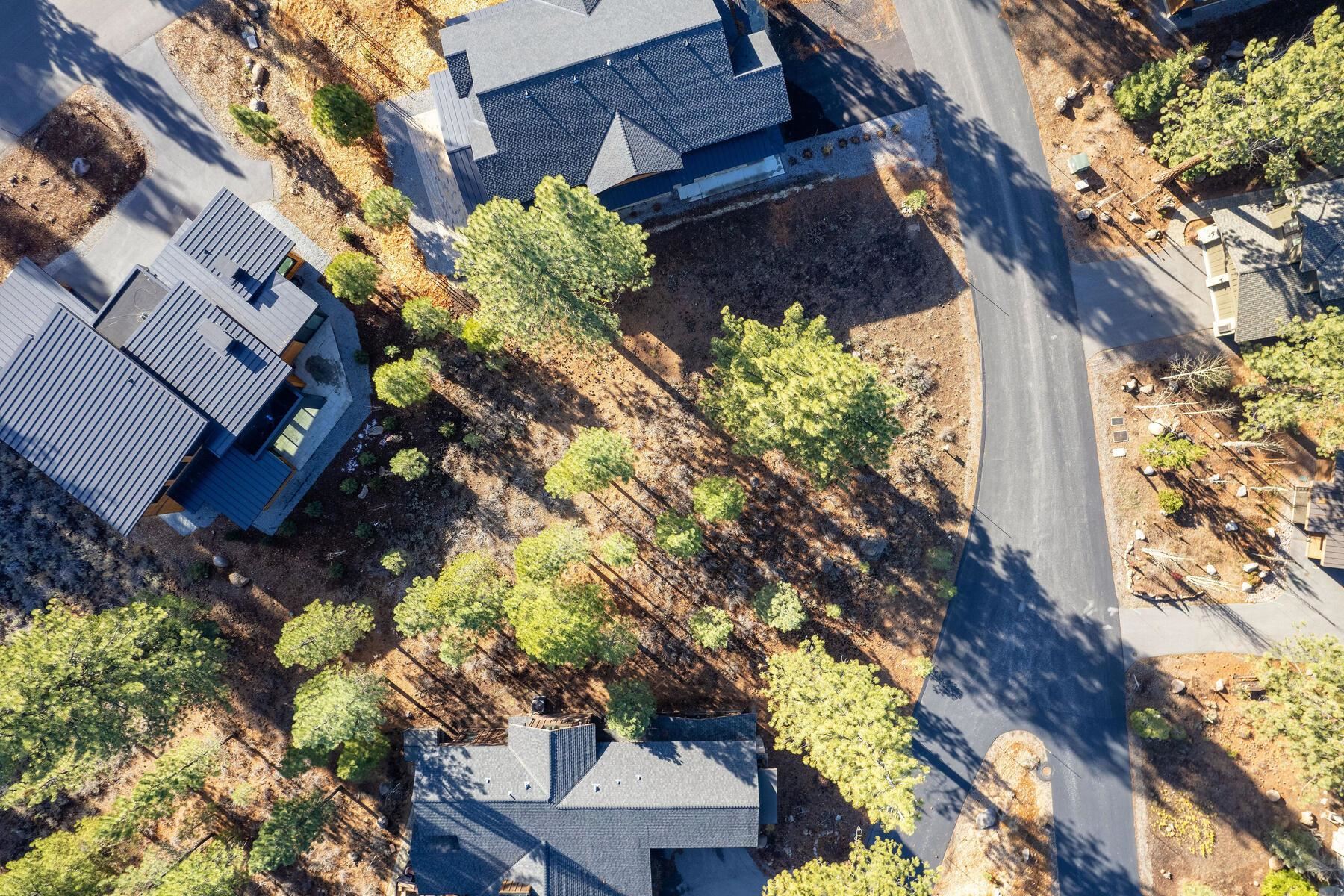 10020 Chaparral Court Truckee, CA 96161 - Photo 21 of 23 a backyard of a house