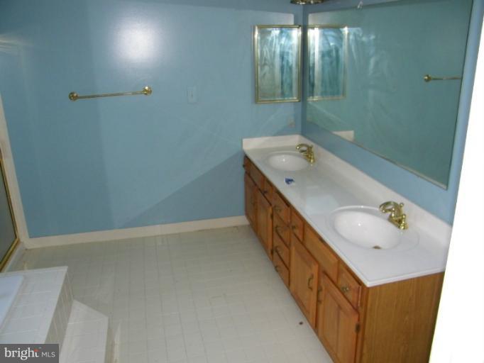 5445 Ashleigh Road Fairfax, VA 22030 - Photo 11 of 19 Bath (Master)
