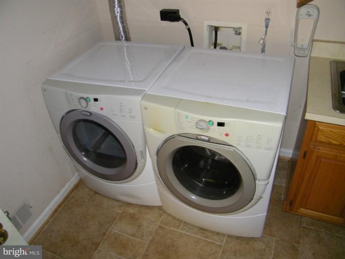 5445 Ashleigh Road Fairfax, VA 22030 - Photo 13 of 19 Laundry