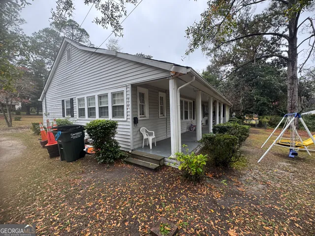 a view of a house with backyard and porch